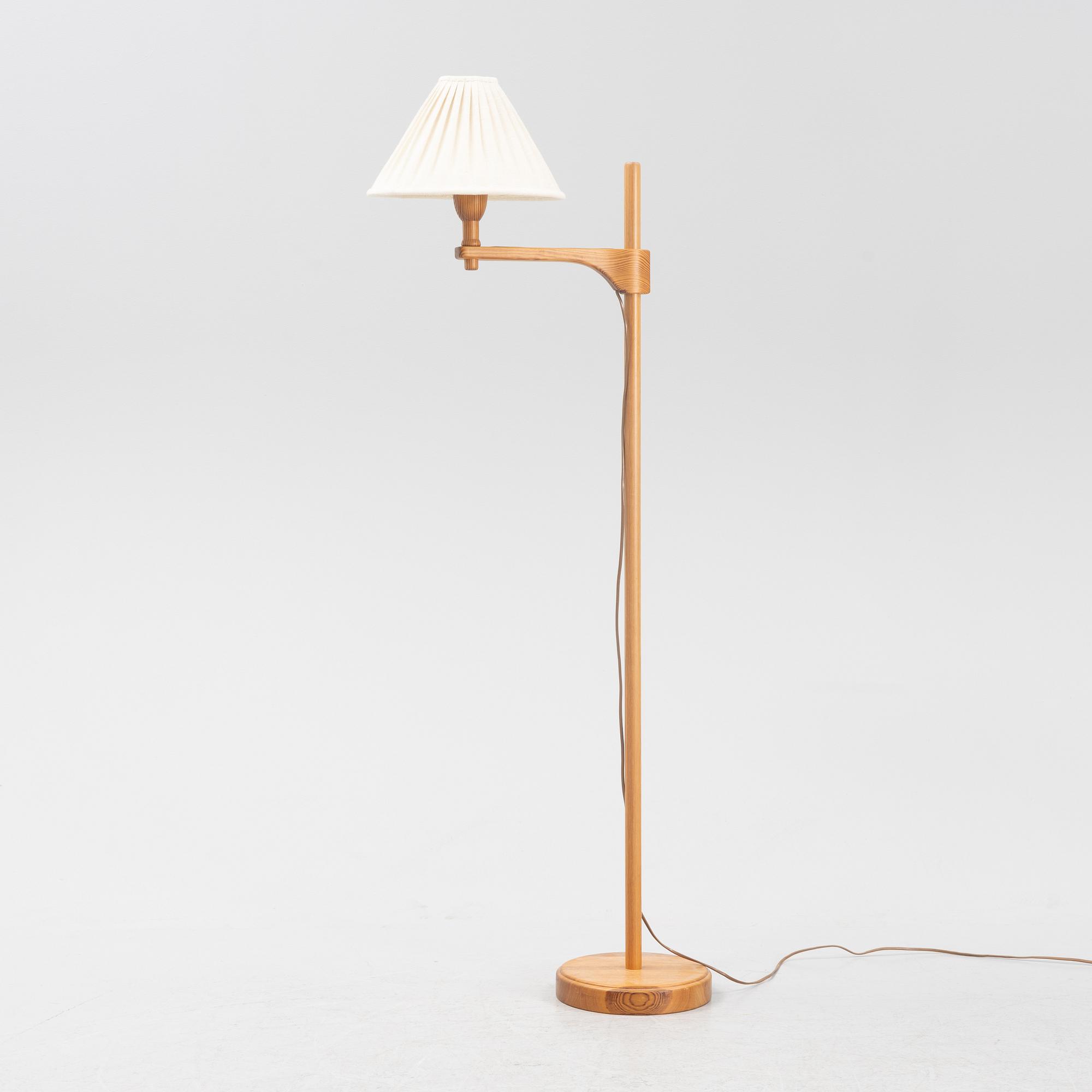 A pine 'Staken' floor lamp by Carl Malmsten, end of the 20th Century.