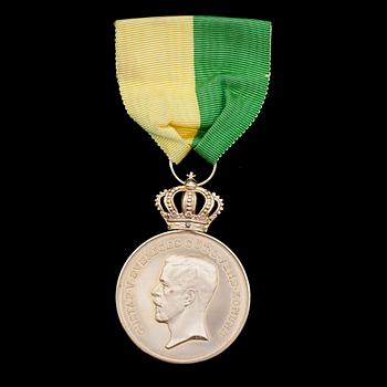 MEDALJ, guld 18k, 1945. Vikt ca 29 gram.