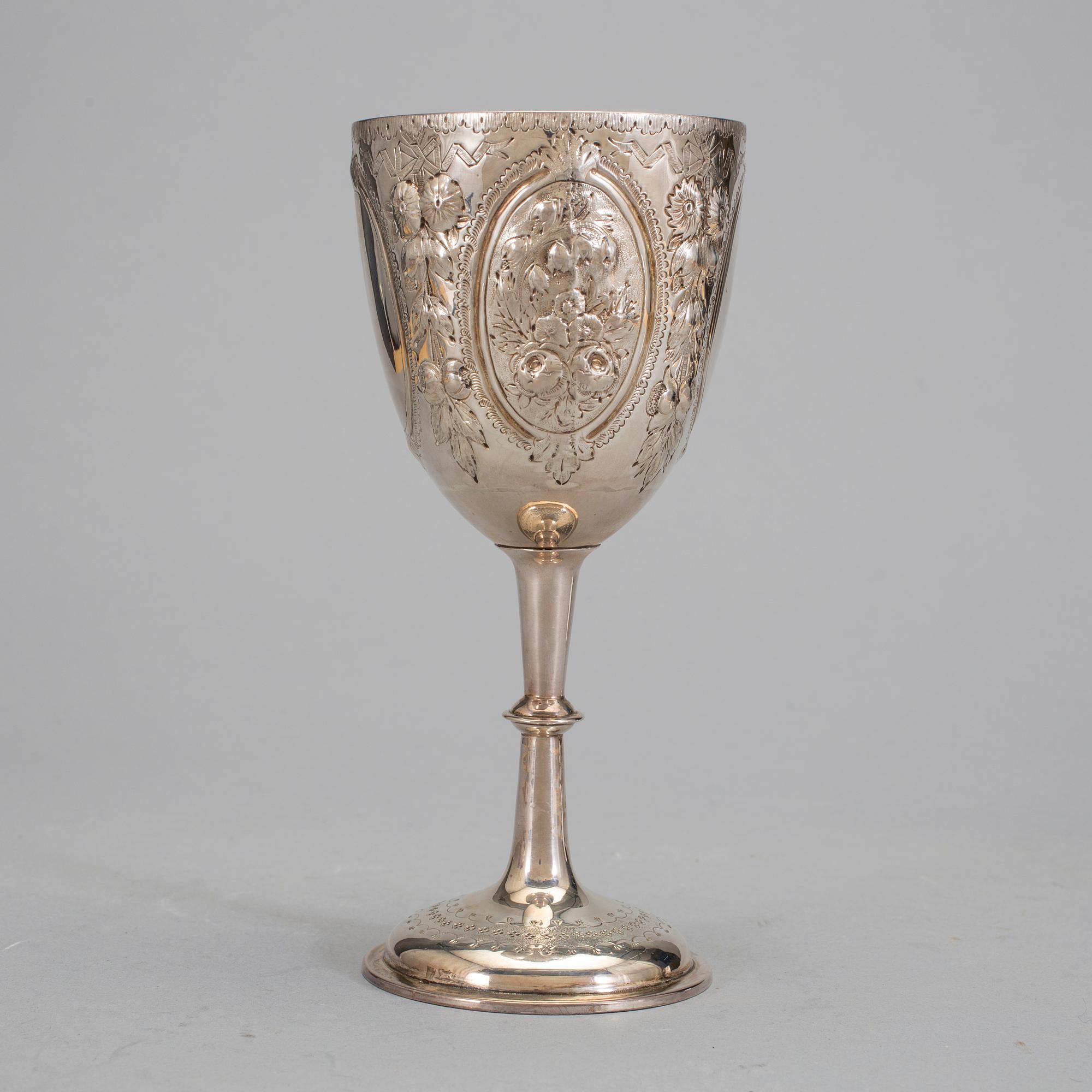 VINGLAS, sterlingsilver, Viktoriansk, Birmingham, 1872. Vikt ca 207 gram.
