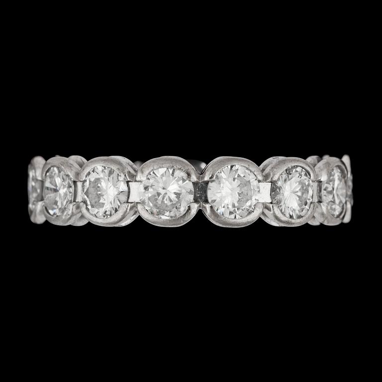 A brilliant cut diamond eternity ring, tot. 2.25 cts.