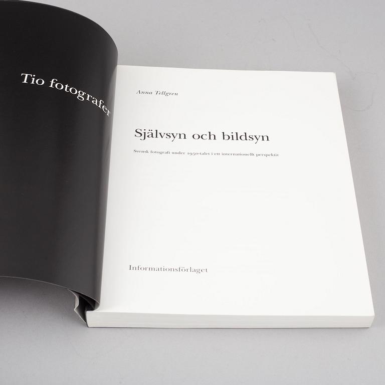 Tiofoto, 2 böcker samt 4 kataloger, några med dedikation.
