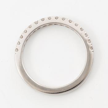 Alliance ring in 18K white gold set with brilliant-cut diamonds.