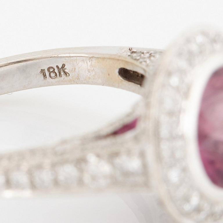 Max Prus ring 18K vitguld med en fasettslipad rosa safir och runda briljantslipade diamanter.