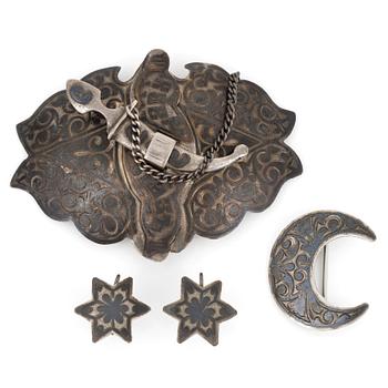 BROSCHER samt ÖRHÄNGEN, 2 + ett par, silver, bland annat Kiev, 1900-talets början. Vikt ca 43 g.