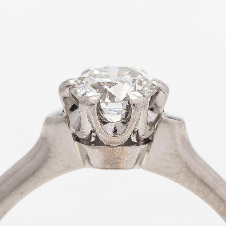Ring, solitär, platina och en briljantslipad diamant.