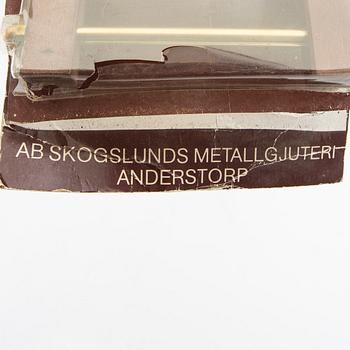 Klädhängare, ett par, "Dekorativ", Skoglunds metallgjuteri, Anderstorp, 1900-talets mitt.