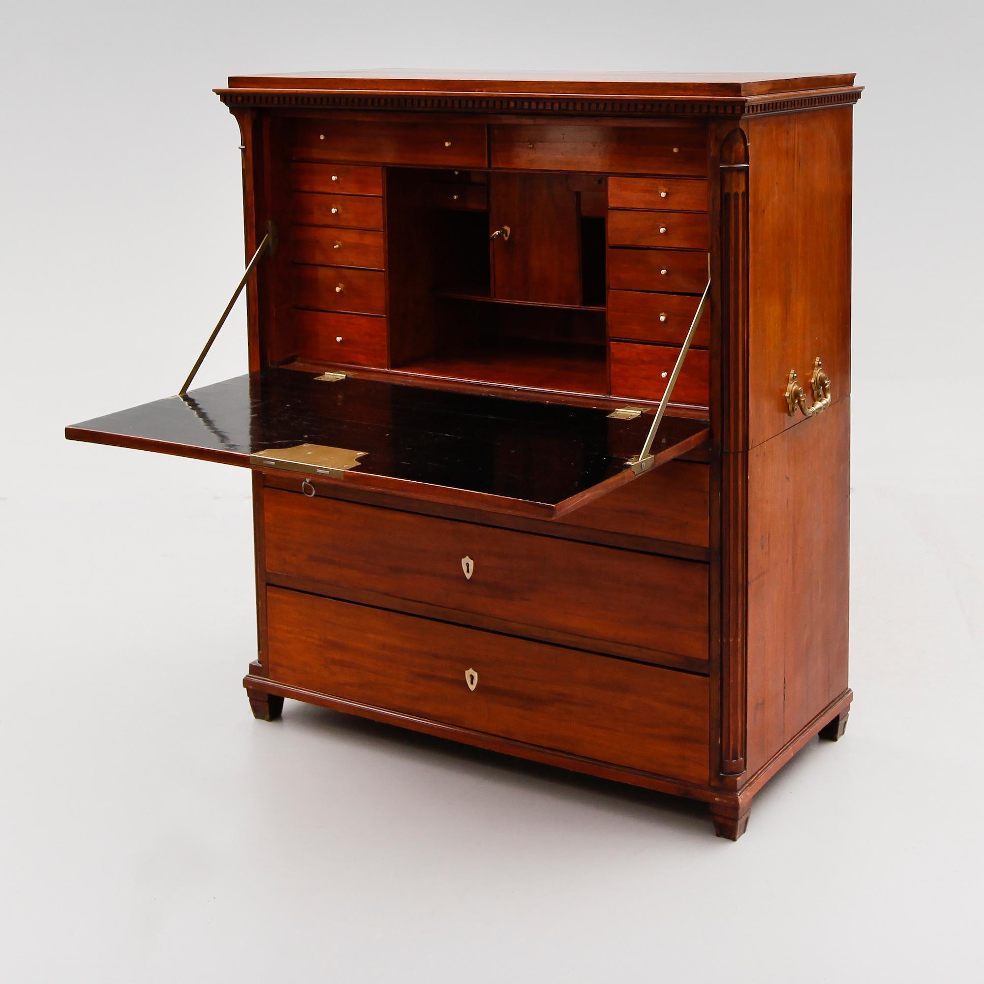 CHIFFONJÉ, sengustaviansk, 1800-talets början.