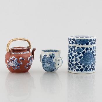 Eleven pieces of Chinese porcelain, 17th to 19th century.