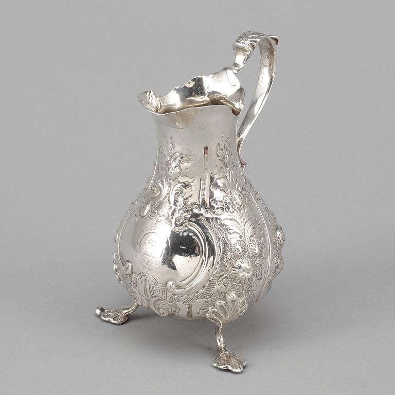GRÄDDKANNA, silver, 1700/1800-tal. Otydliga stämplar. Vikt ca 290 gram.