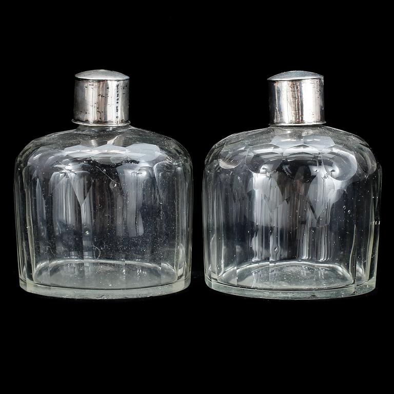 FLAKONGER, 2 stycken, glas och silver, 1700-tal.