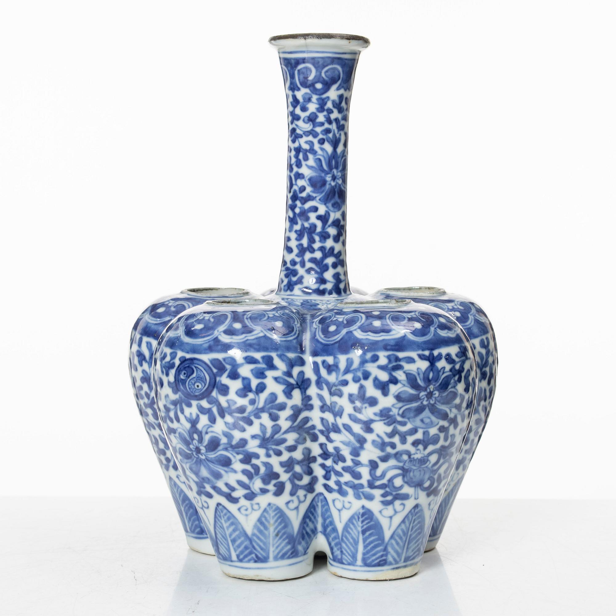 A blue and white tulip vase, Qing dynasty, 19th century.