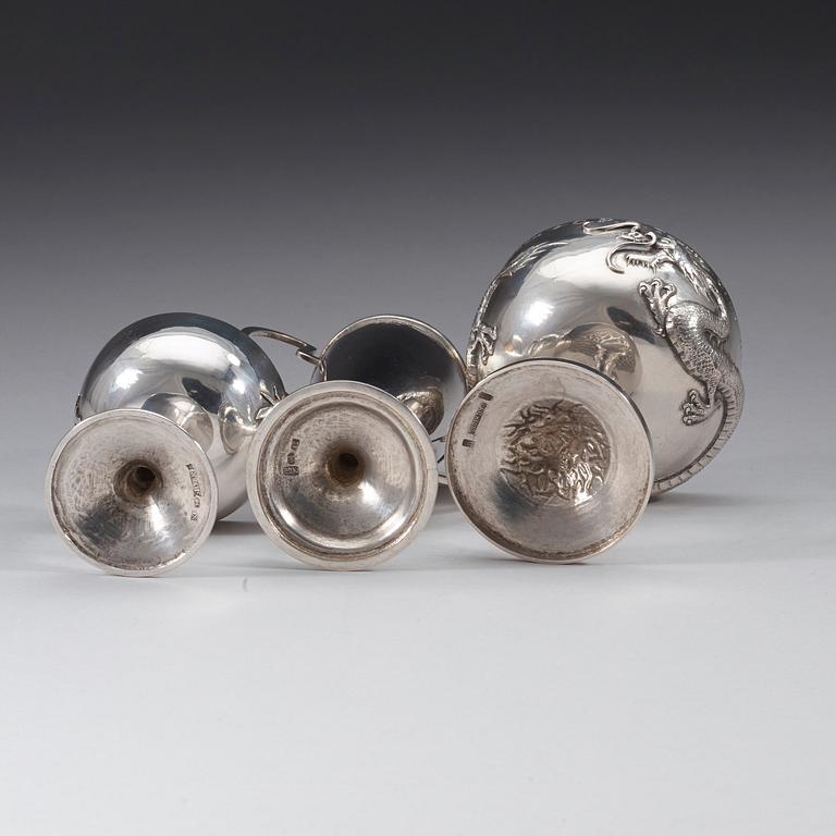 PRISPOKALER, tre stycken, silver. Chicheong och Sing Fat, Kina, 1900-talets början.