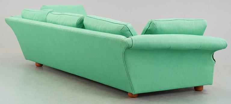 A Josef Frank 'Liljevalchs' sofa, Svenskt Tenn.