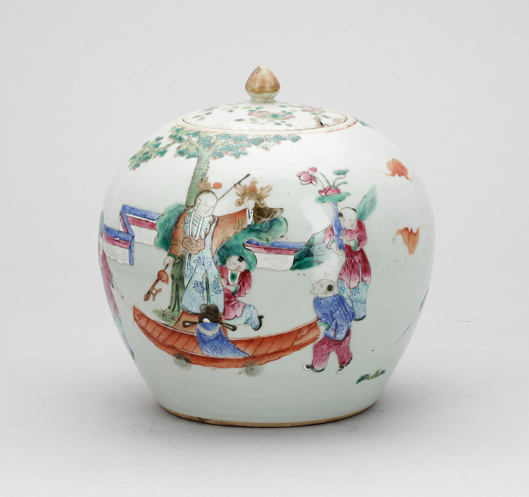 URNA med LOCK, porslin, Kina. Qingdynastin. 1800-tal.