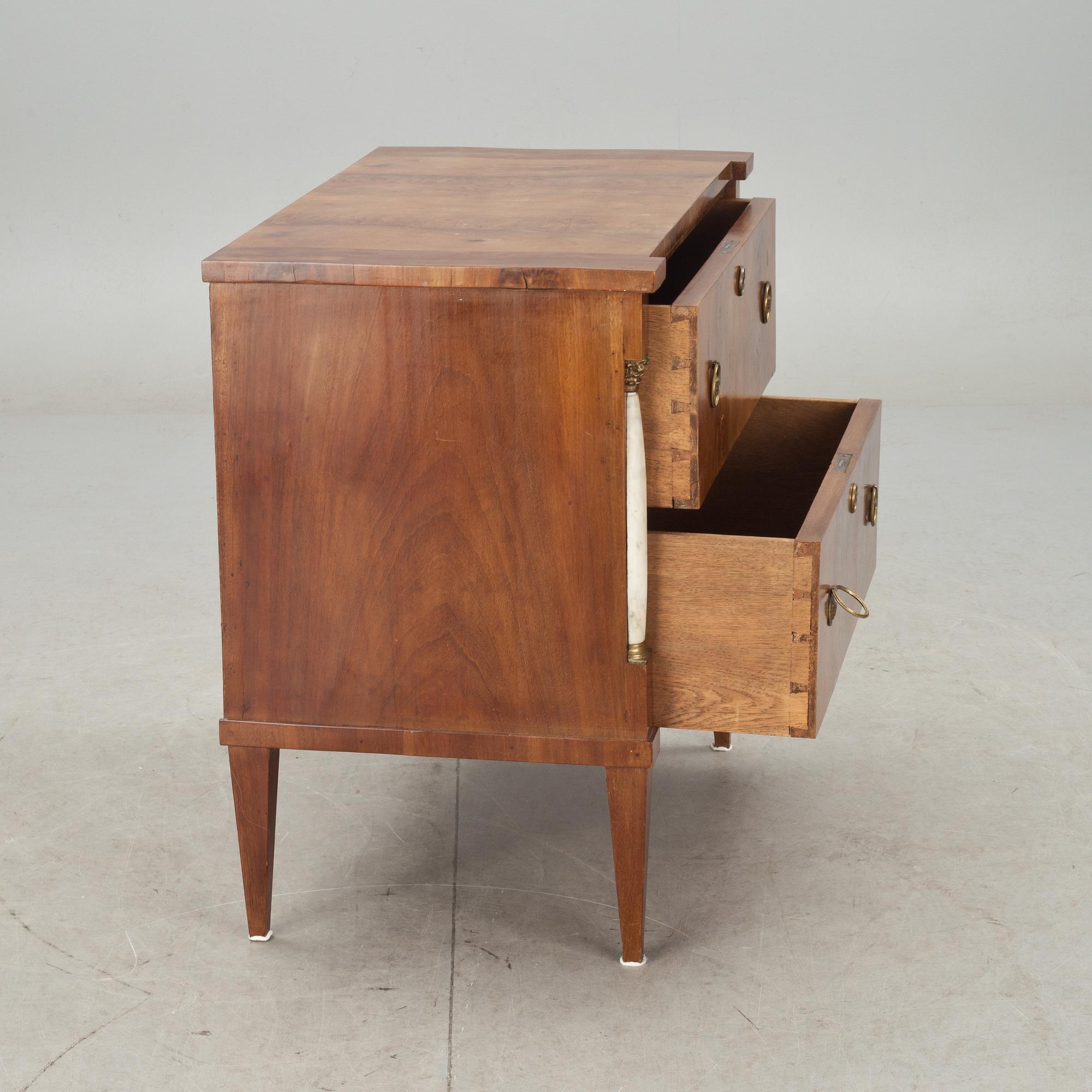 BYRÅ, empirestil. Omkring 1900.