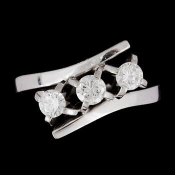 RING, 18k vitguld, 3 briljantslipade diamanter tot ca0,60ct, Stockholm, 1975. Vikt ca6g.