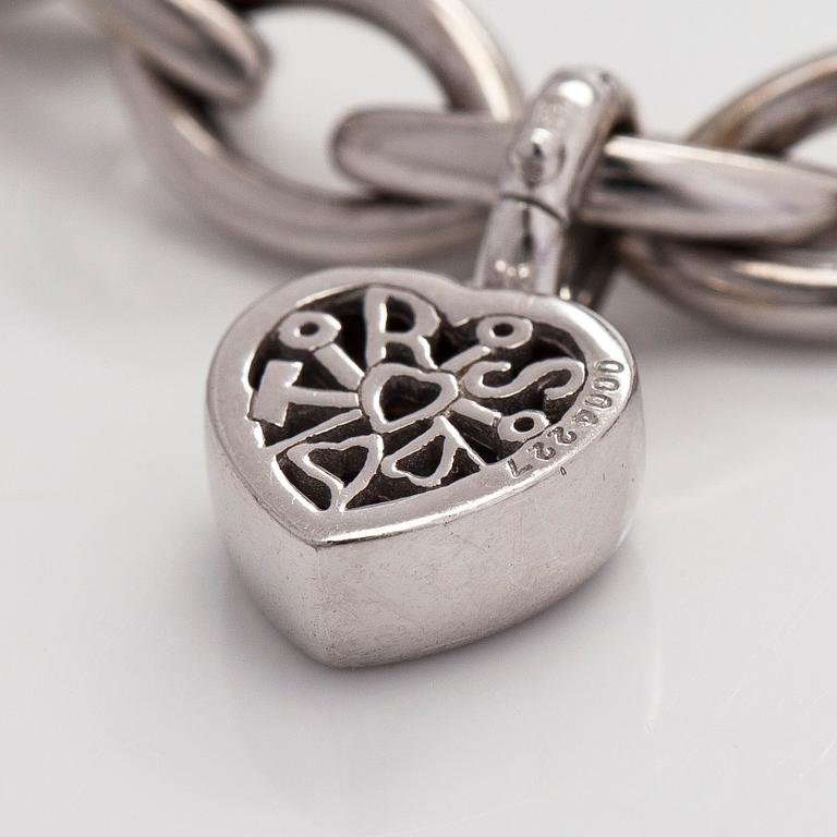 Armband, 18K vitguld med berlocker av hjärtslipade färgstenar och en briljantslipad diamant.