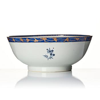 A Chinese Export punch bowl, Qing dynasty, Jiaqing (1796-1820).