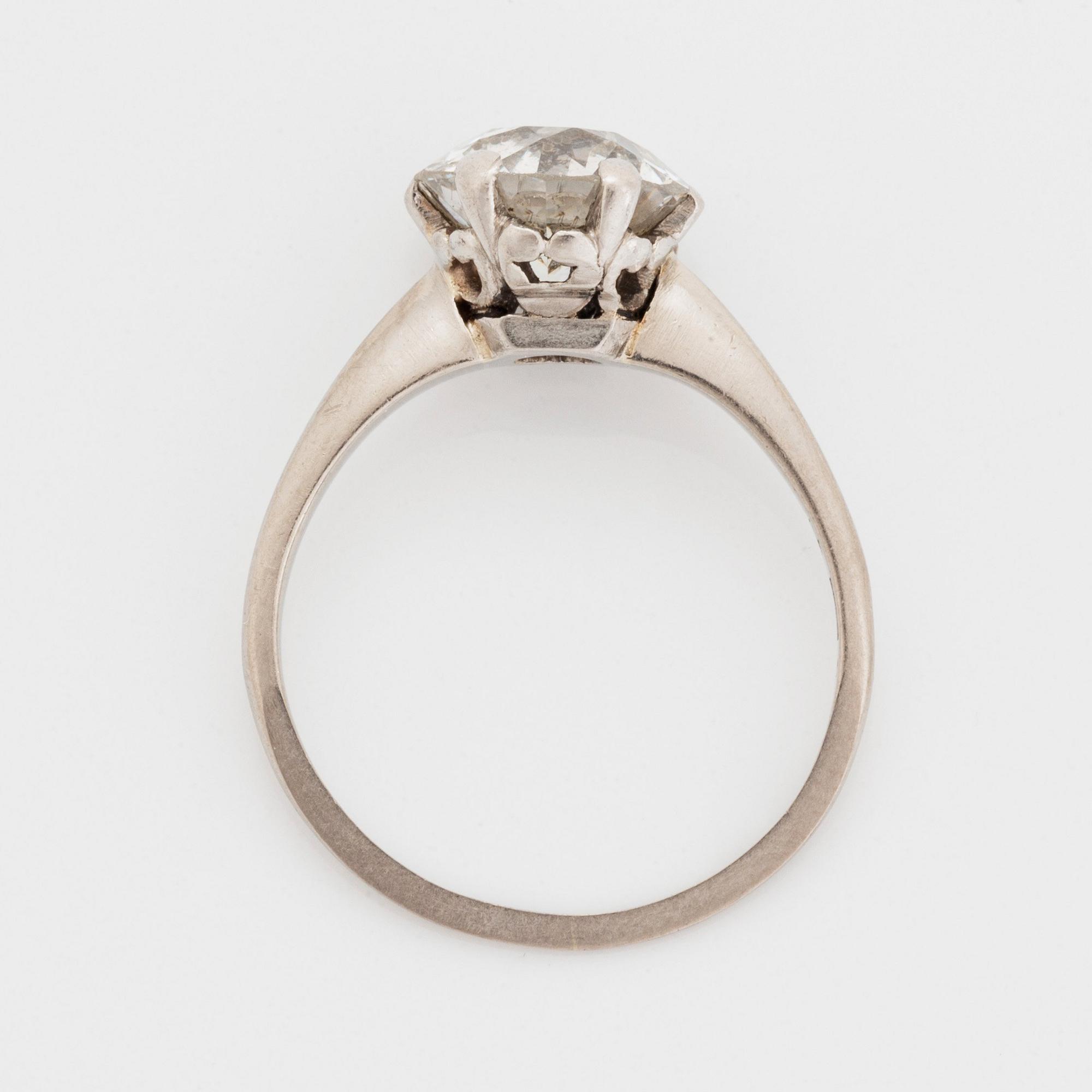 Ring 18K vitguld med en gammalslipad diamant vikt ca 2.25 ct.