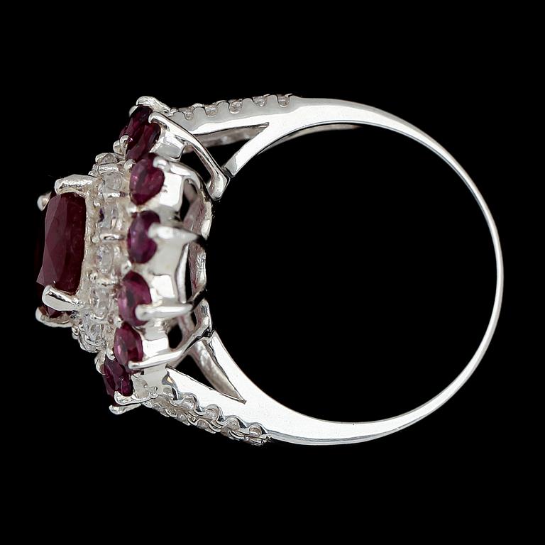 RING, sterlingsilver, rubin, rhodoliter och safirer.