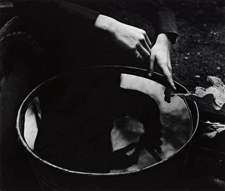 Imogen Cunningham, "Aiko's Hands", 1971.