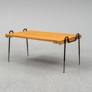 A mid 20th Century walnut extendible coffee table.