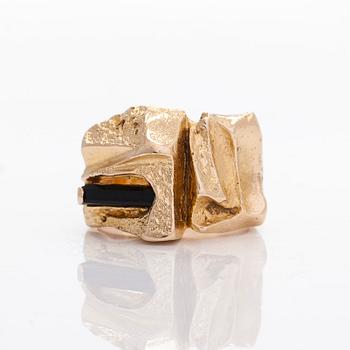 Björn Weckström, sormus "Turmaliinipätkä", 14K kultaa ja turmaliini. Lapponia 1972.