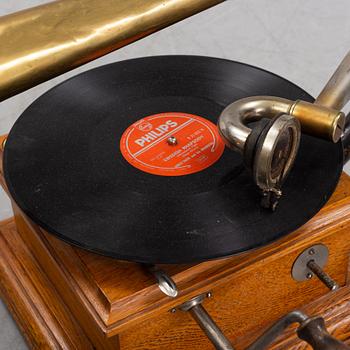 A phonograph, from around year 1900.