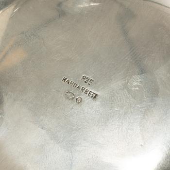 Bricka, gräddkanna, sockerskål samt sockertång, silver, rokokostil, 1900-tal.