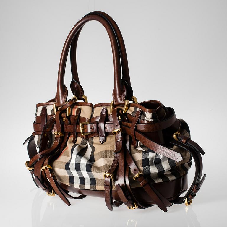 LAUKKU, Burberry.