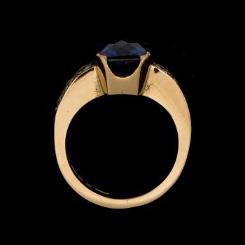 RING, 18 k guld med safir ca 5,50 ct samt 6 briljantslipade diamanter ca 0,90 ct. Vikt ca 14 g.