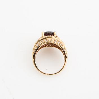 Ring, 18K gold with garnet, lavender-coloured iolites and brilliant-cut diamonds.