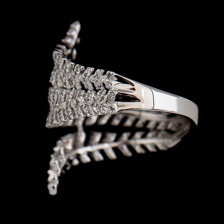 RING, 18K vitguld, briljantslipade diamanter ca 0.66 ct. Vikt ca 4 g.
