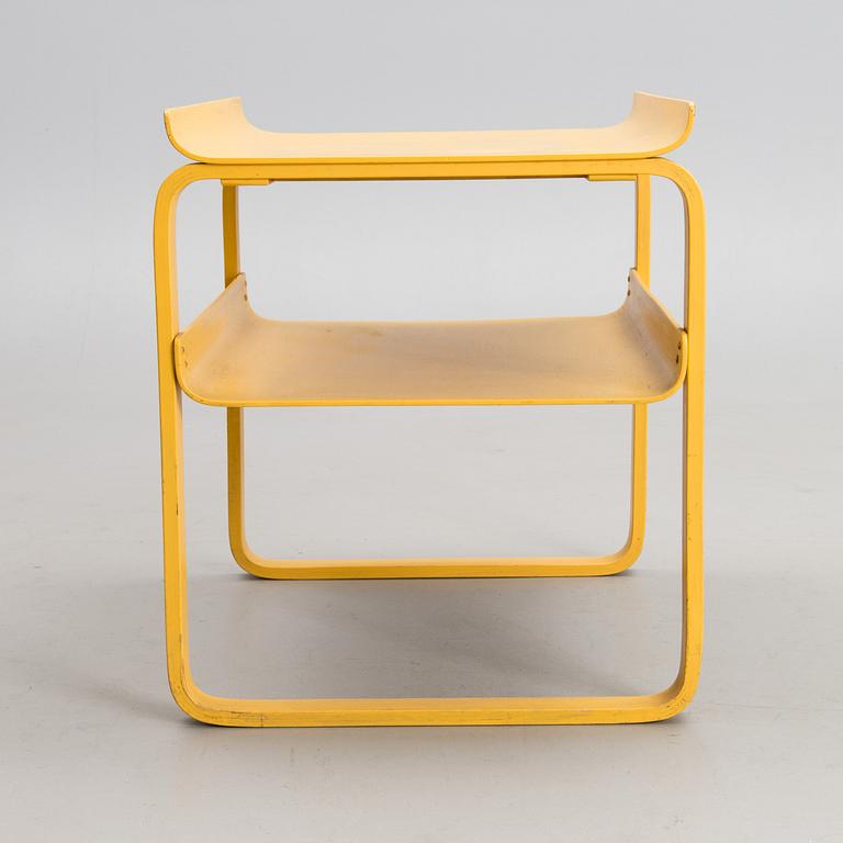 A 915 table designed in 1932 and manufactured by Artek.