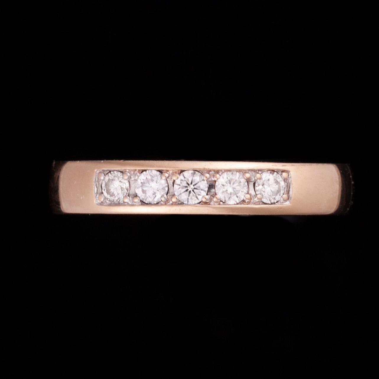 RING, guld 14K, 5 små diamanter, enligt gravyr tot. 0,30 ct. Vikt 5,5 g.