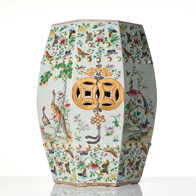 A barrel shaped Canton garden seat, Qing dynasty, 19th century.