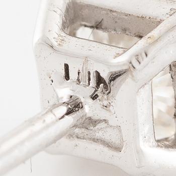 Earrings, 18K white gold with cushion-cut diamonds, total 1.01 ct. Accompanied by GIA dossier.