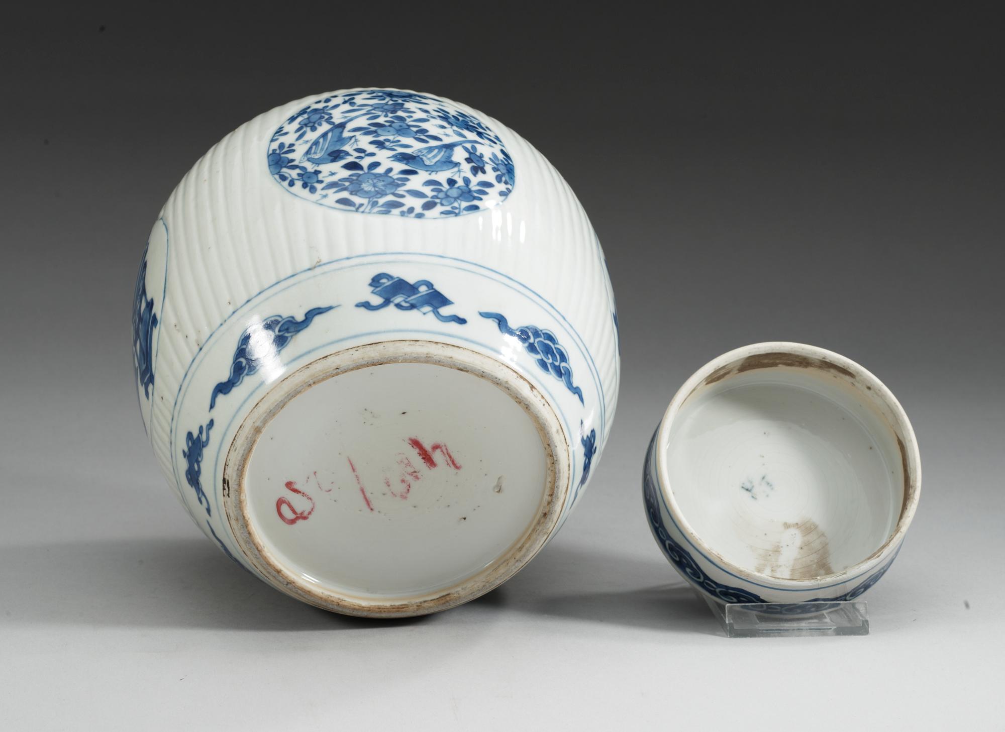 URNA, med LOCK, porslin. Qing dynastin, Kangxi (1662-1722).
