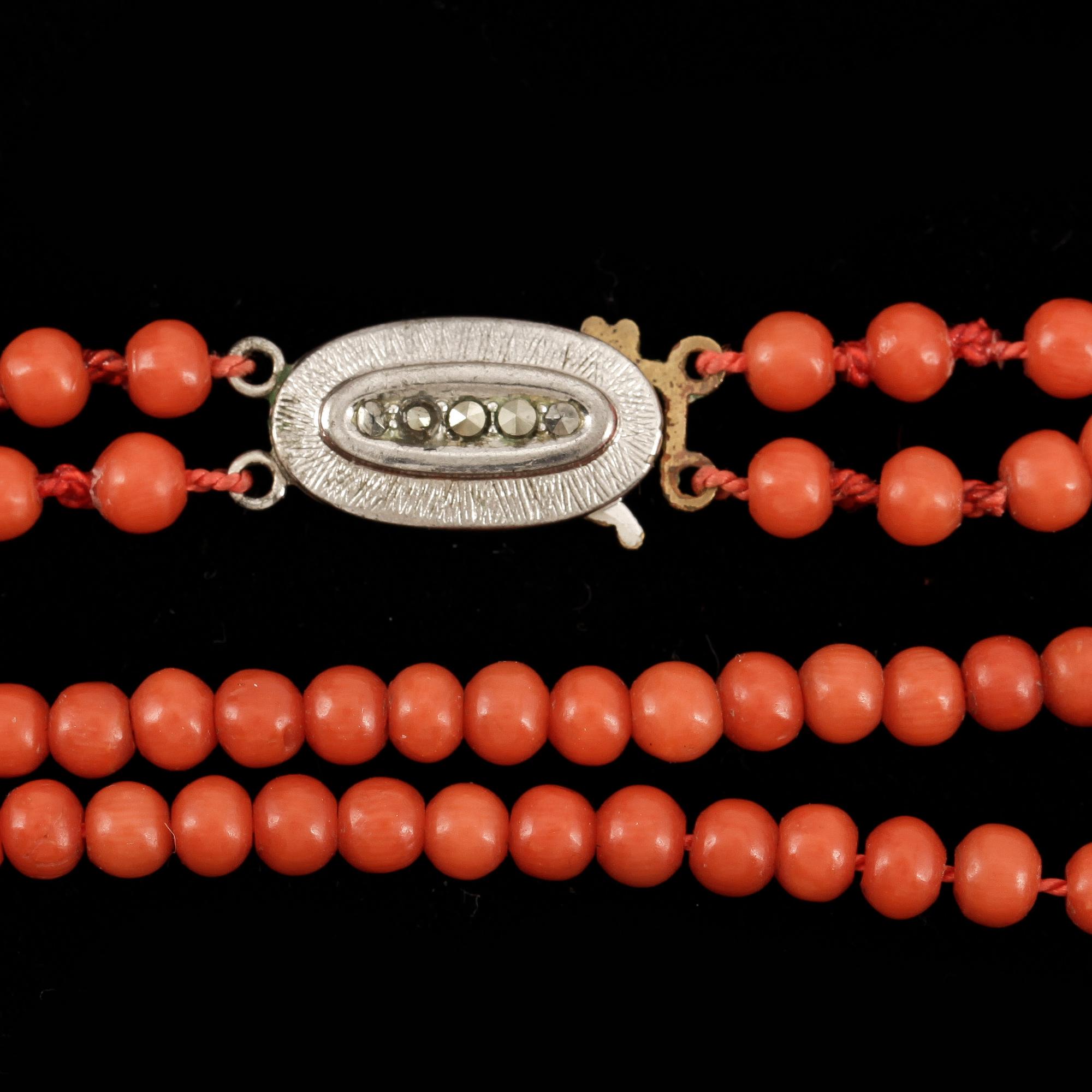 COLLIER, 2 st samt ARMBAND. Korall.