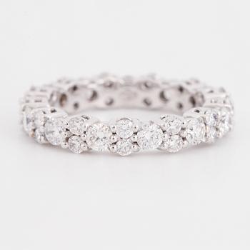 Brilliant-cut diamond ring.