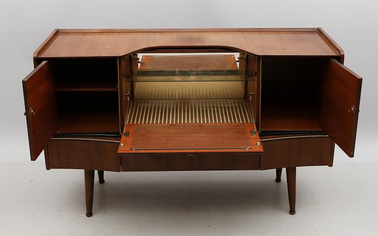 SIDEBOARD, 1900-talets första hälft.