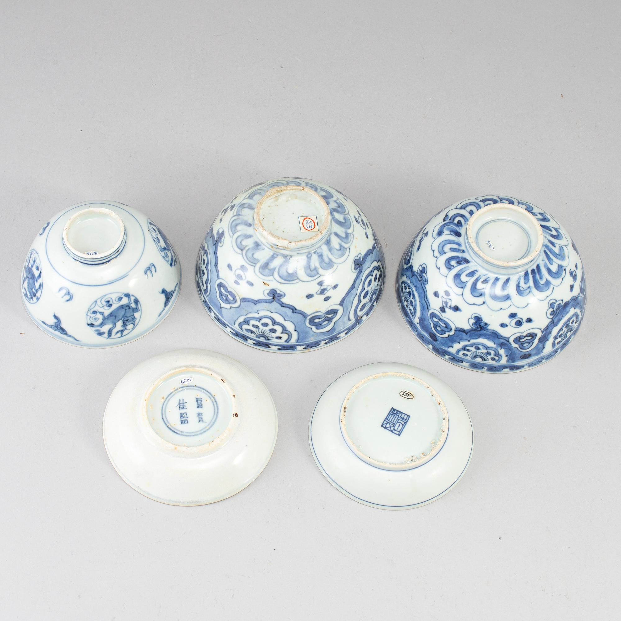 Three blue and white bowls and two blue and white dishes, Ming dynasty  (1368-1644).