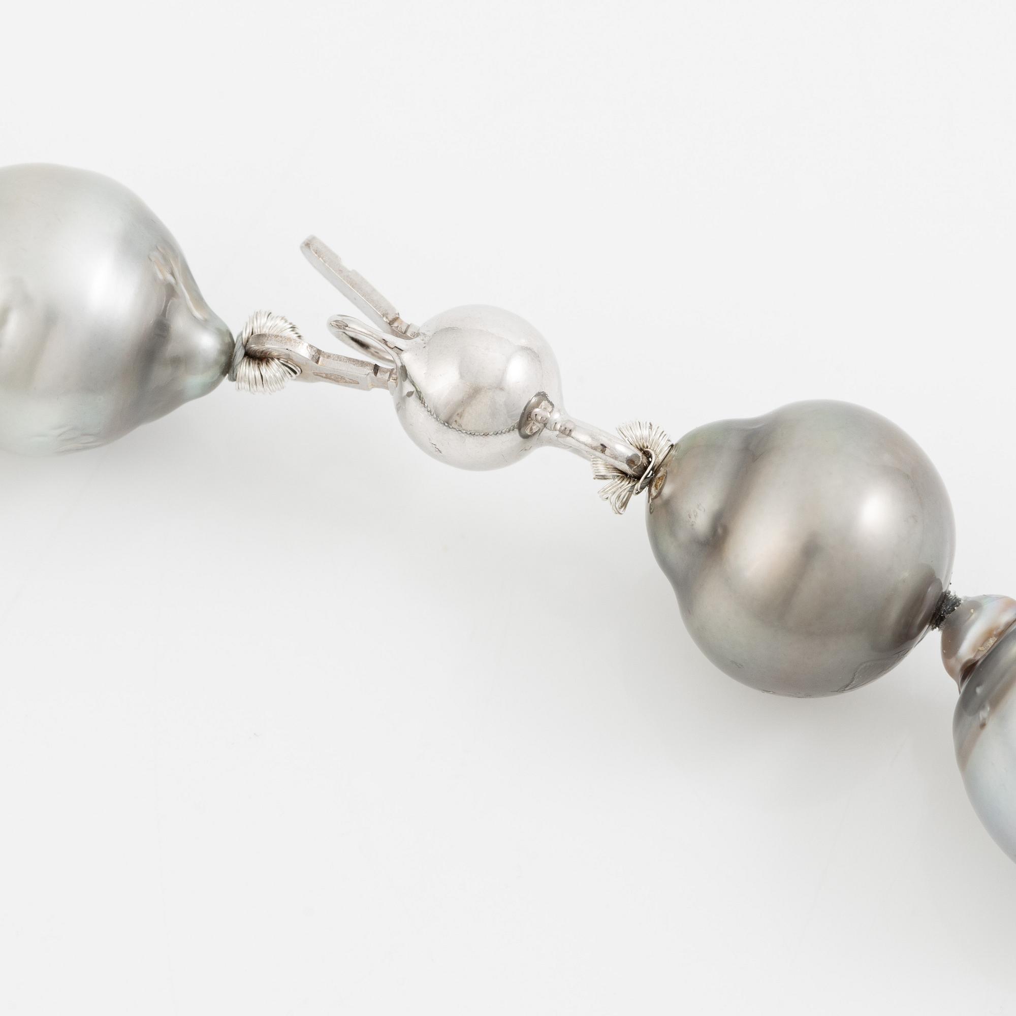 Necklace with cultured baroque Tahitian pearls.