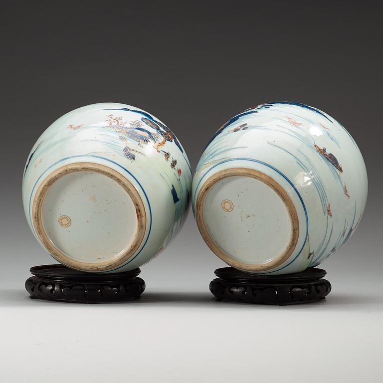 A pair of imari-verte jars, Qing dynasty, 18th Century.