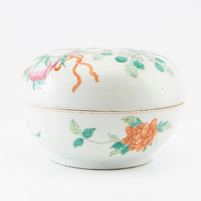 A famille rose peaches and flowers box with cover, late Qing dynasty.