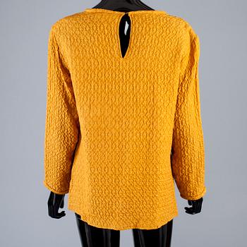 BLUS, Yves Saint Laurent.