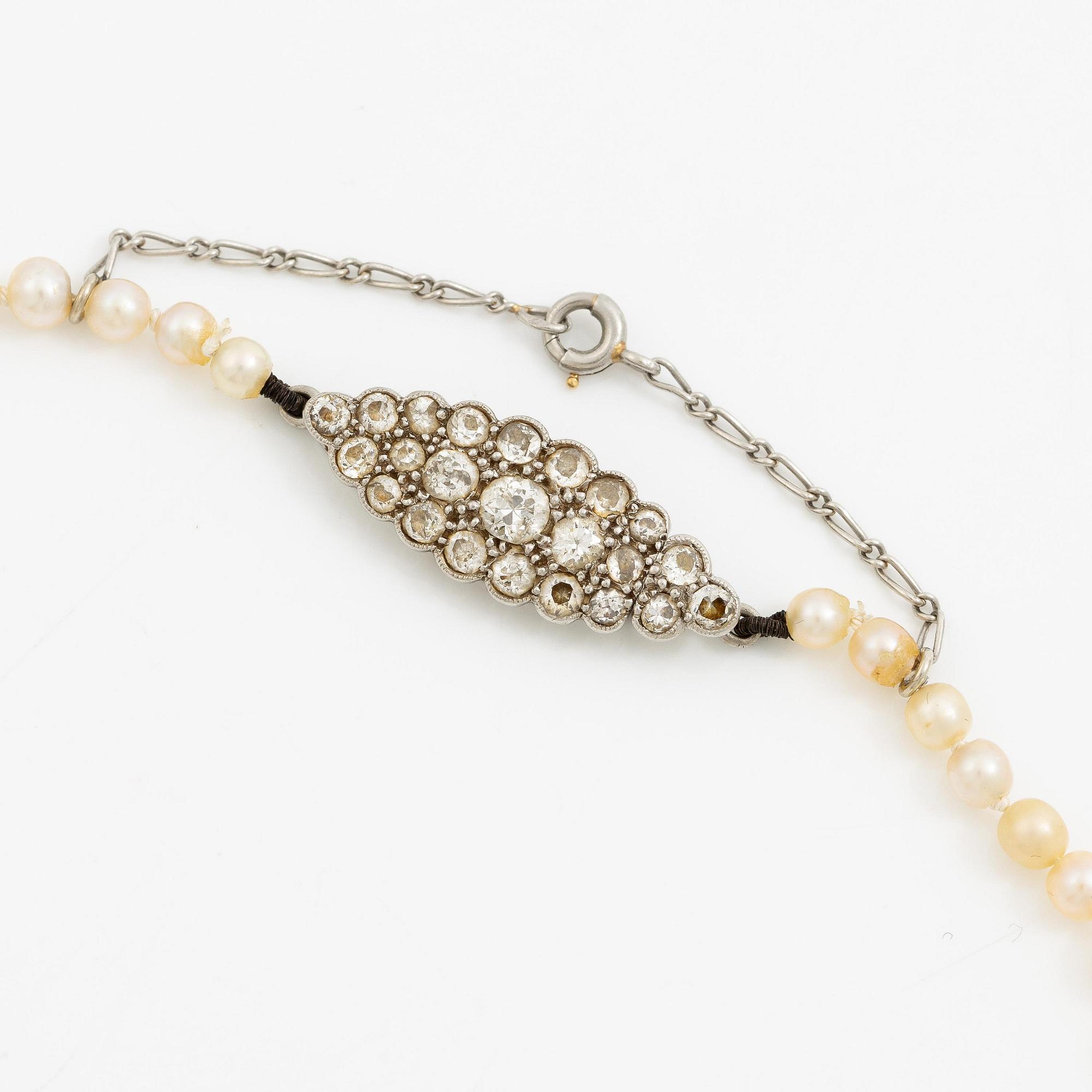 Collier pärlor lås platina med med gammalslipade diamanter.
