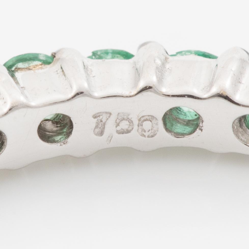 Ring in 18K white gold with brilliant-cut diamonds and emeralds.