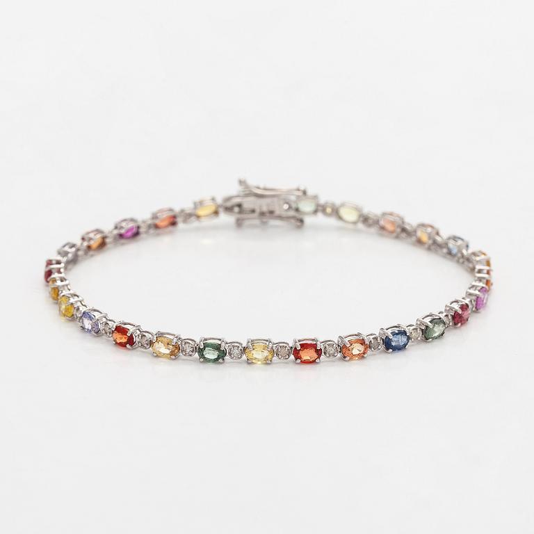 Rannekoru, 18K valkokultaa monivärisillä safiireilla ja timanteilla.