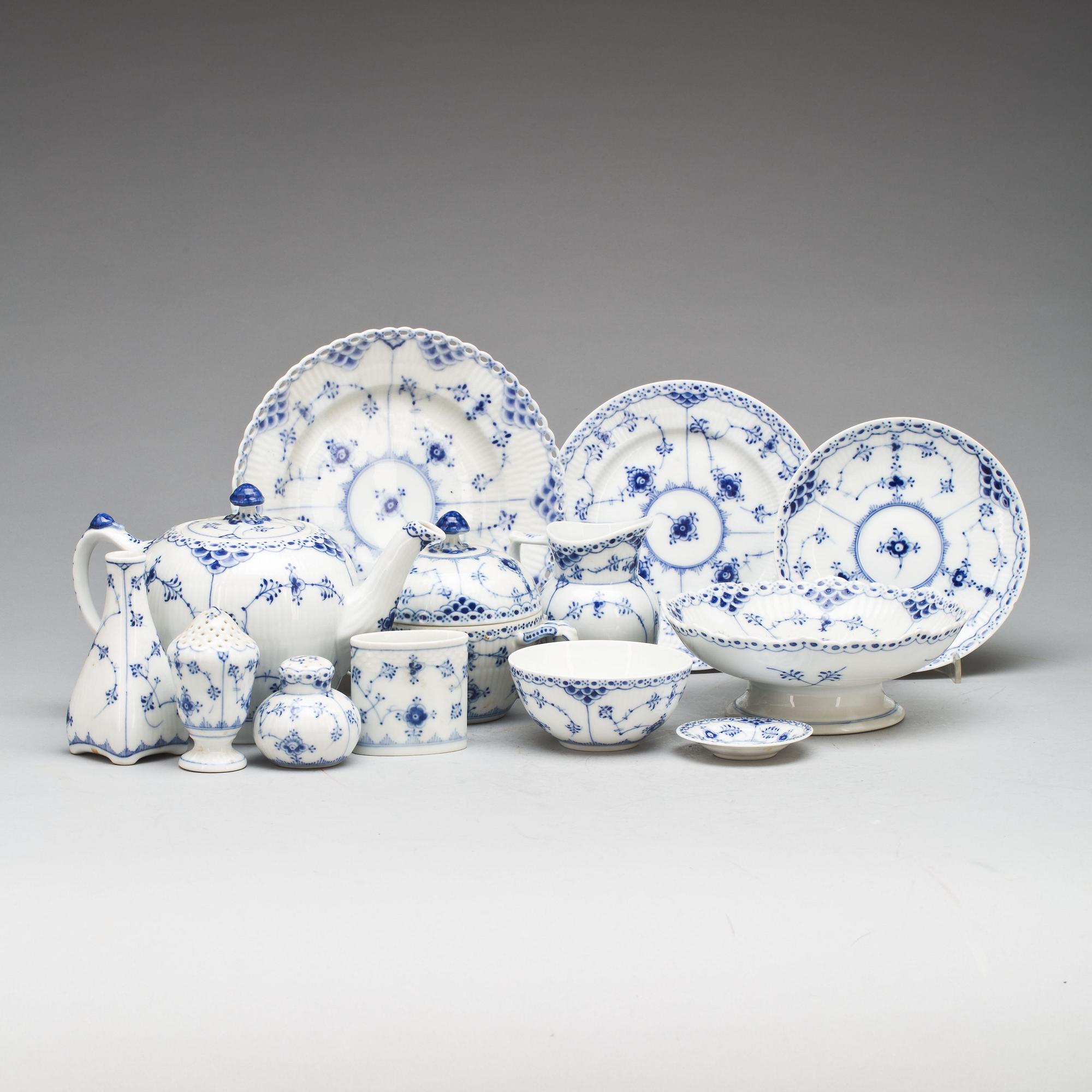 TESERVIS, 39 delar, porslin, "Musselmalet", Royal Copenhagen, 1900-talets andra hälft.